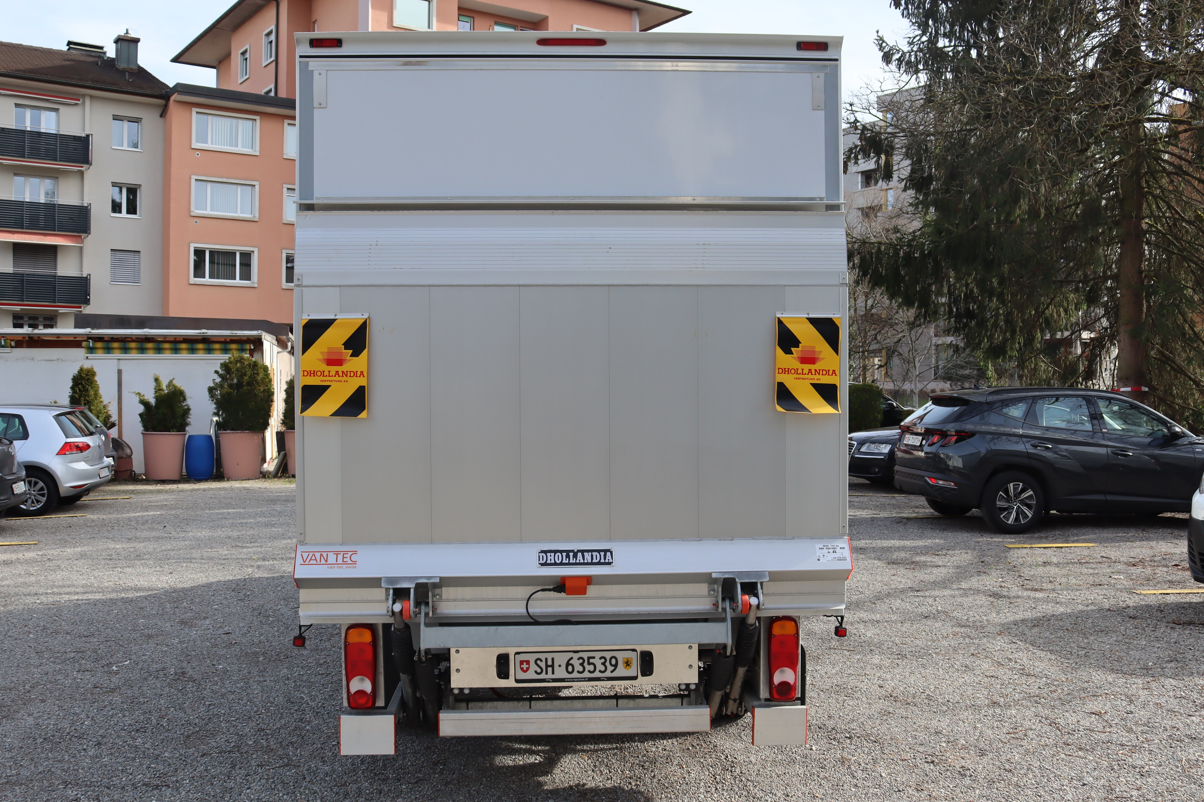 Heckansicht Renault Master mit Hebebühne