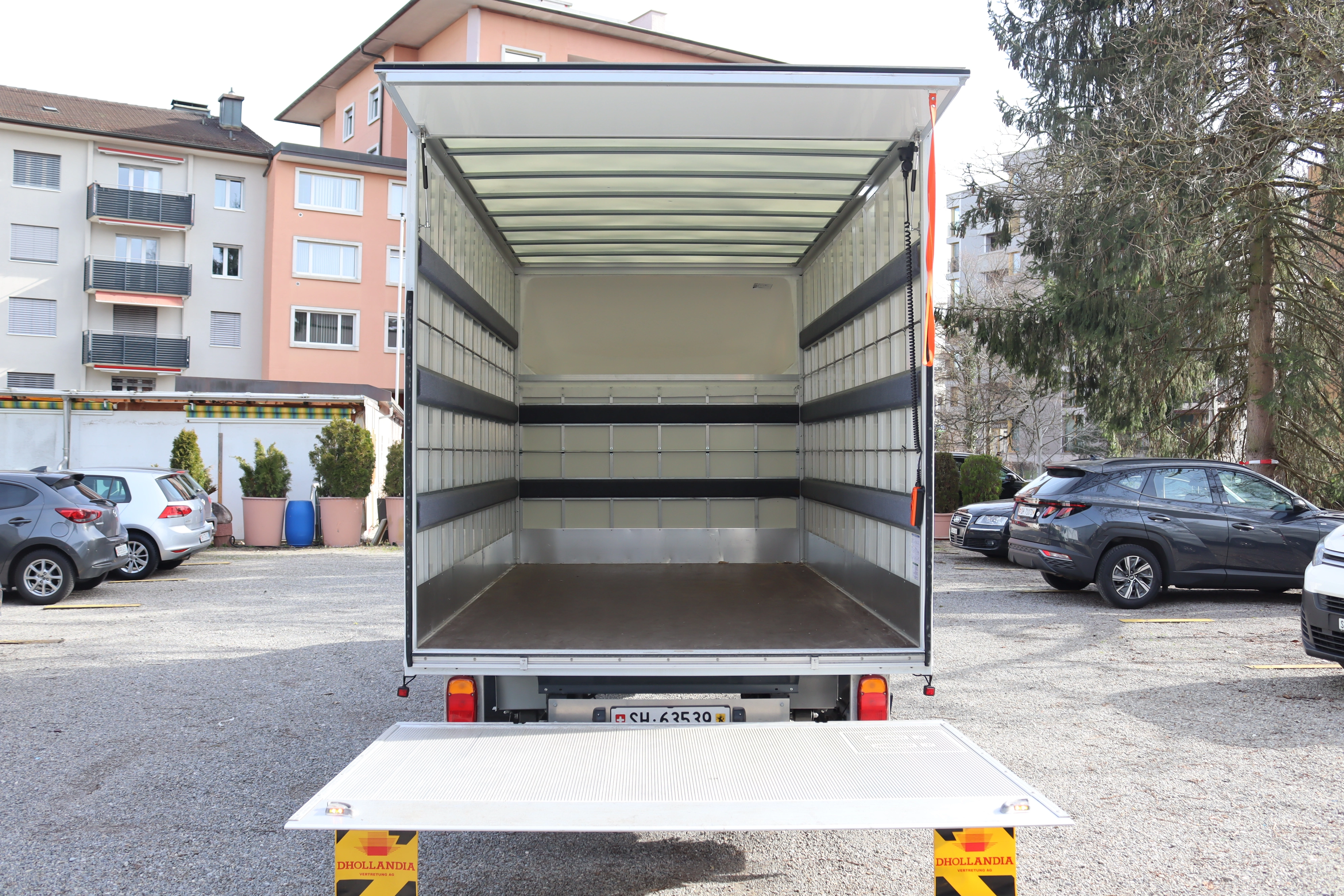 Renault Master Lieferwagen mit offener Hebebühne in Zürich-Kloten
