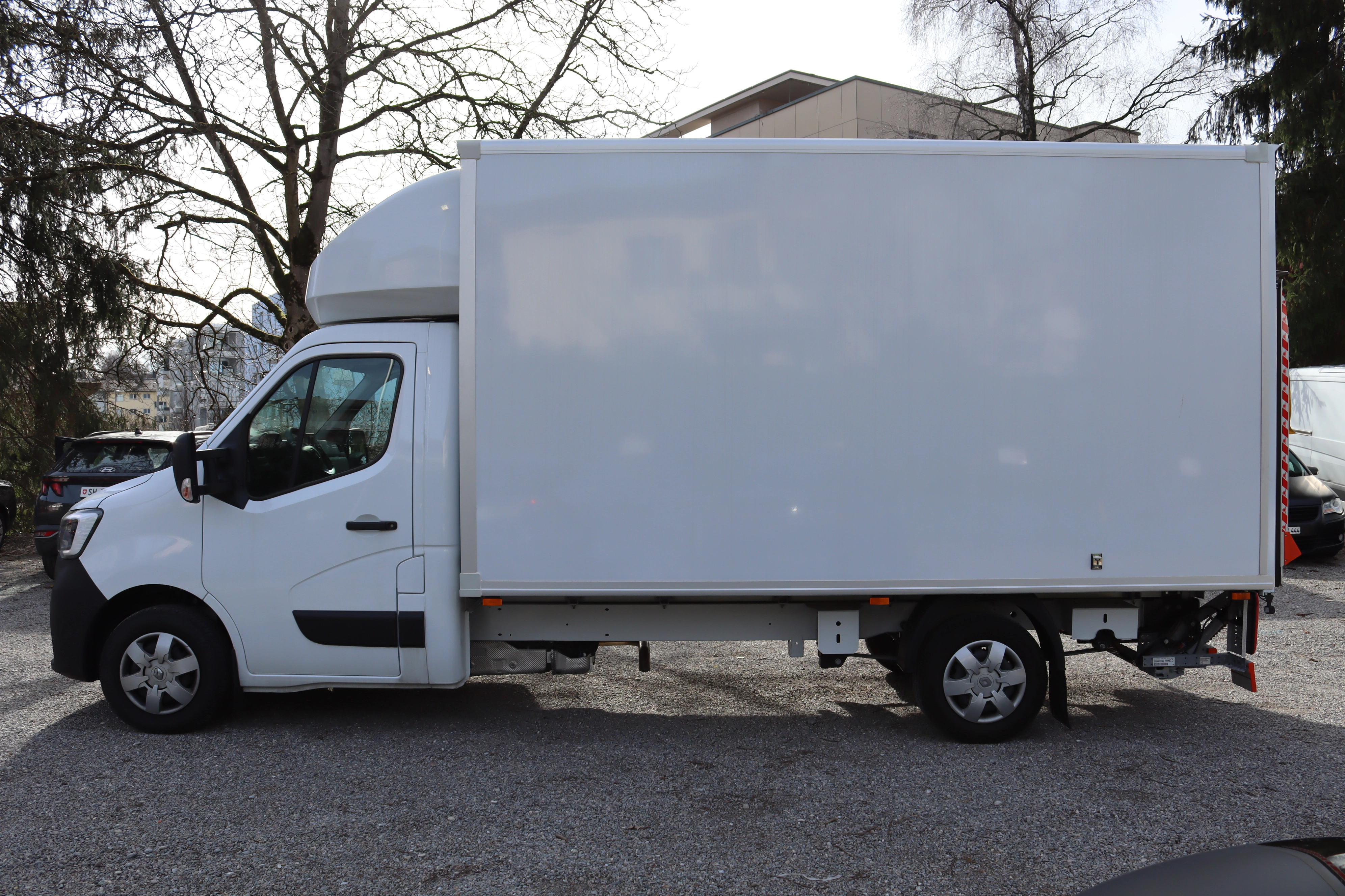 Seitenansicht Renault Master Lieferwagen mit Hebebühne