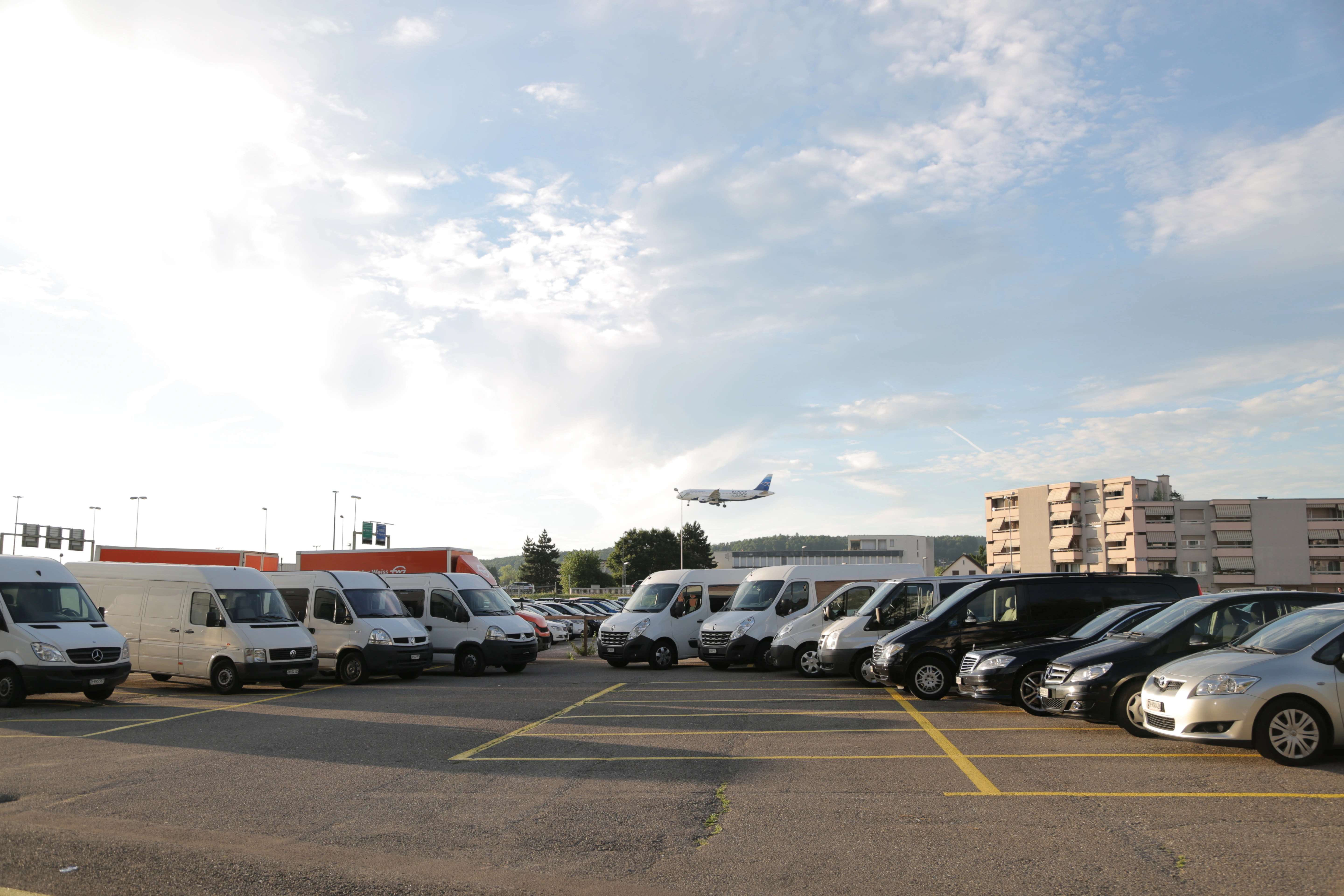 Luxusauto auf Schweizer Autobahn – Swiss Rent a Car Premium Mietwagen
