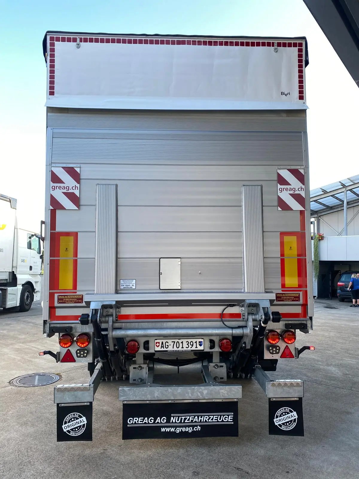 Lastwagen Heckansicht mit Plane und Aufbau
