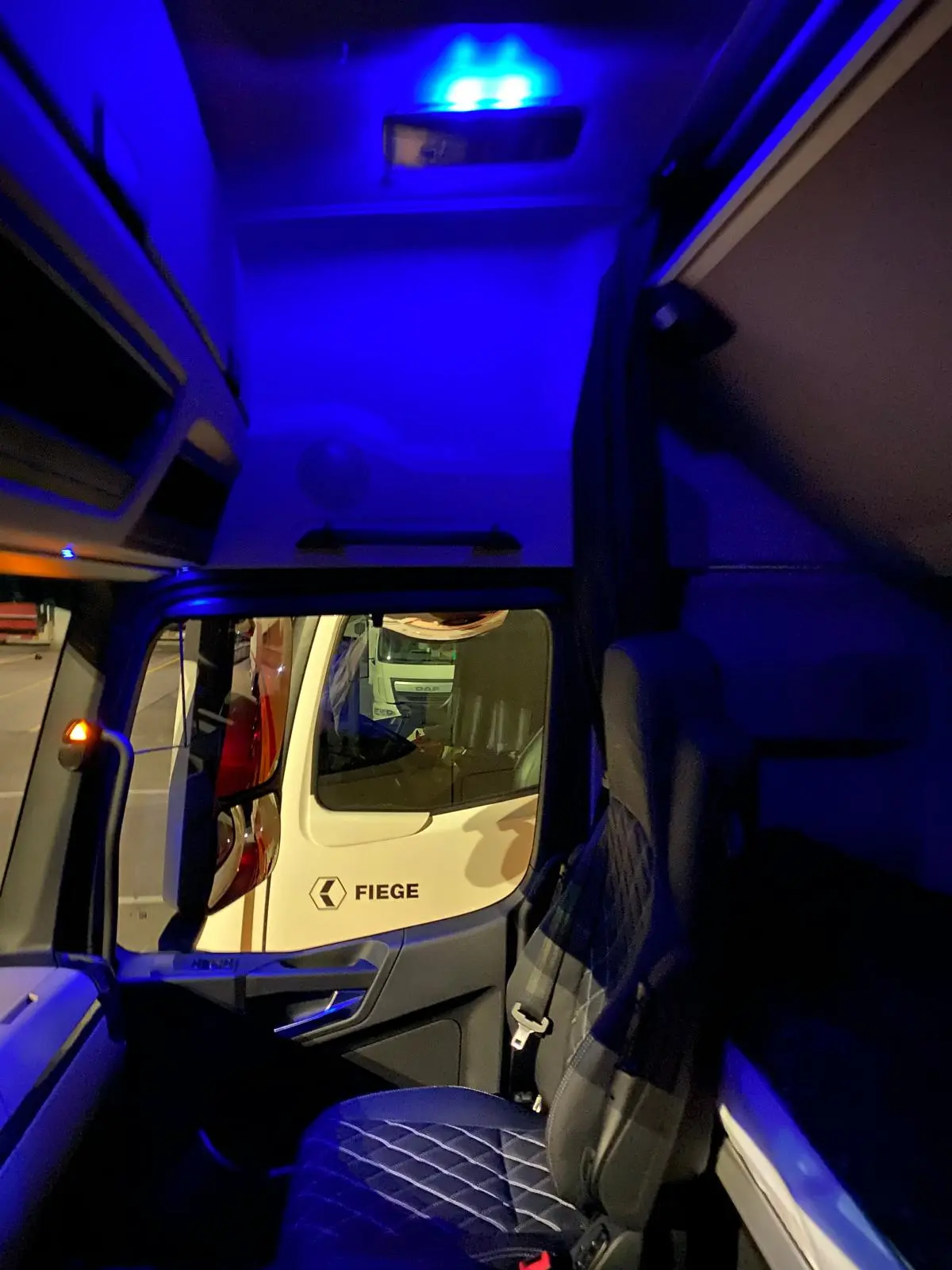 Moderner Innenraum vom Mercedes-Benz Actros LKW