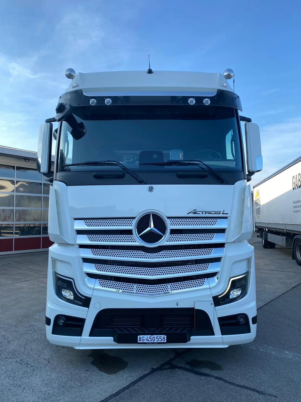 Mercedes-Benz Actros LKW mieten in Zürich-Kloten Frontansicht