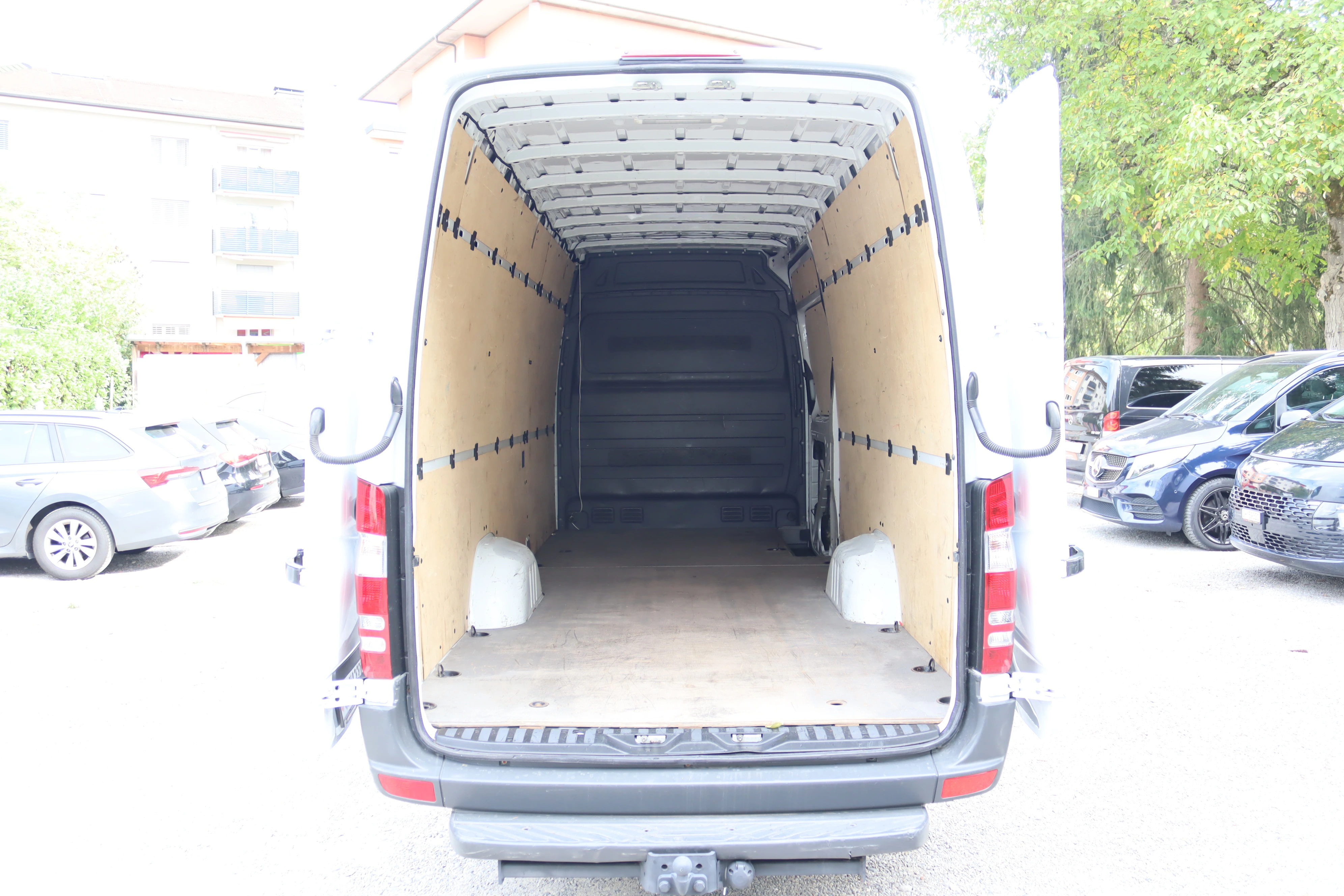 Laderaum des extra langen Lieferwagens von hinten