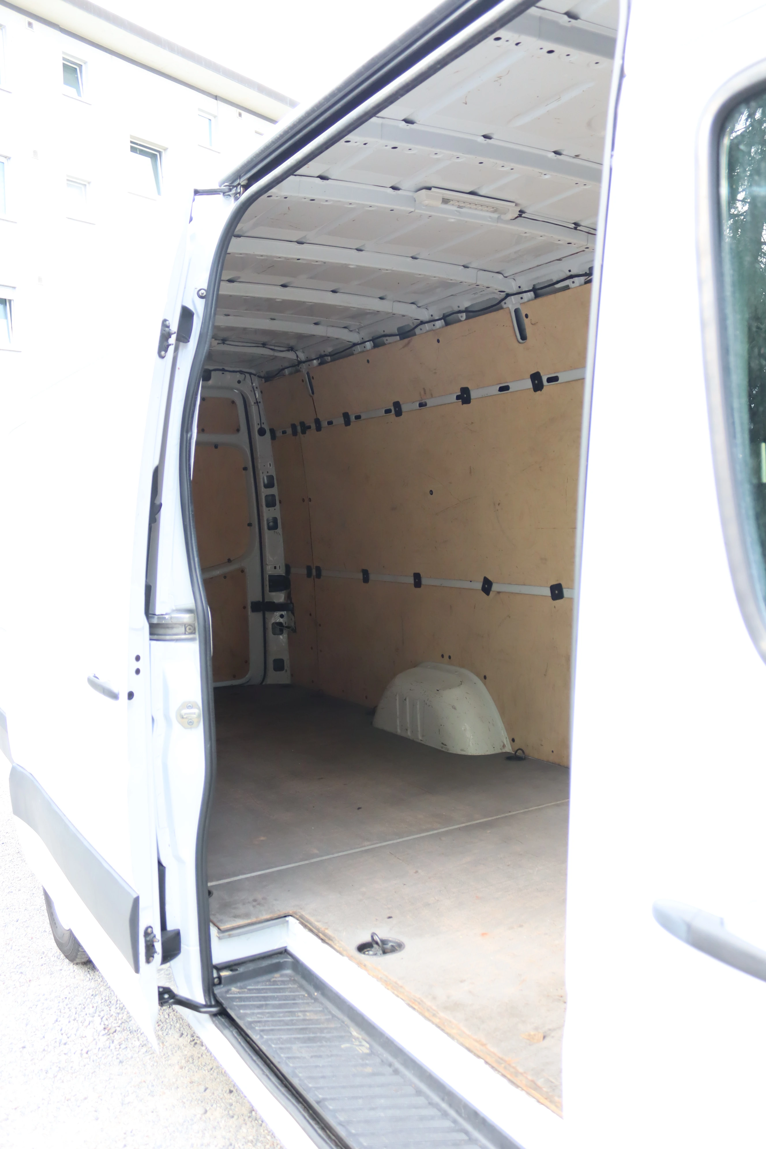 Seitlicher Zugang zum Laderaum des Mercedes Sprinter