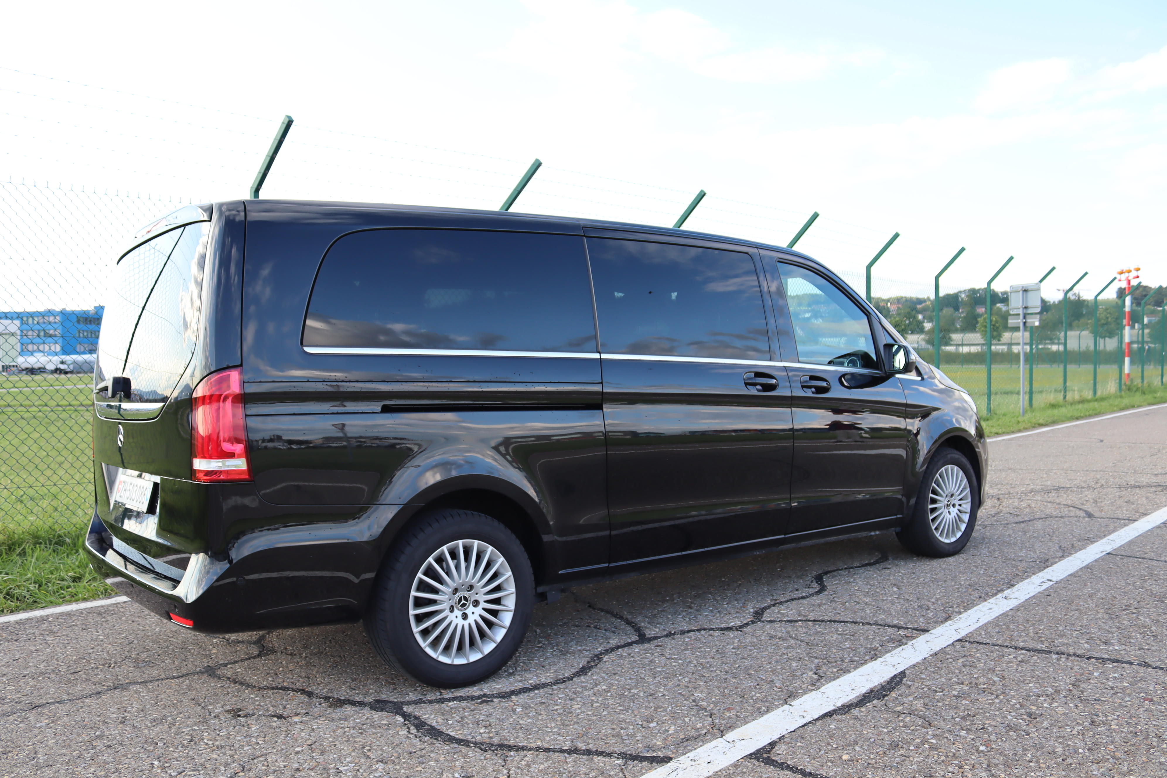Mercedes V-Klasse von Swiss Rent a Car in Zürich-Kloten